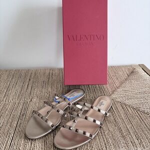 Valentino Garavani Sandals Leather Rockstud Flat Strappy Sz EU 40.5 New With Box